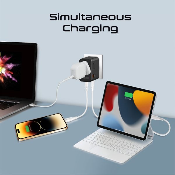 ⁦بروميت TripMate-GaN75 شاحن سفر عالمي بتقنية GaNFast™، قدرة 75 واط، 3 منافذ USB-C، منفذي QC 3.0 بقوة 30 واط، ومقابس مدمجة بتصميم أنيق وعصري⁩ - الصورة ⁦9⁩